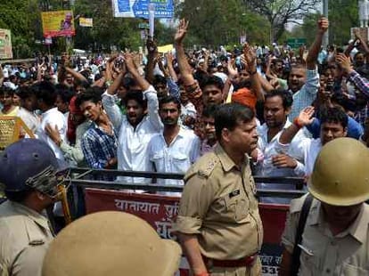 Violence breaks out in front of UPPSC headquarters 