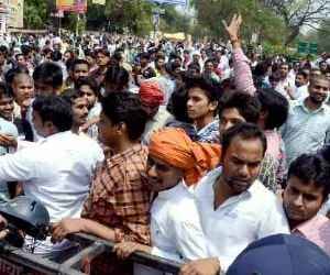 Violence breaks out in front of UPPSC headquarters 