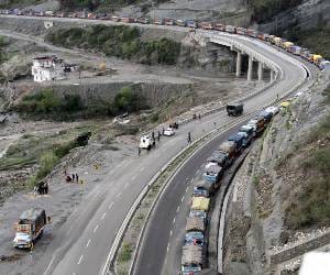 bad weather in jammu kashmir causing trouble, NH closed
