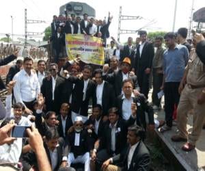 Standing on the train was stopped performing lawyers.