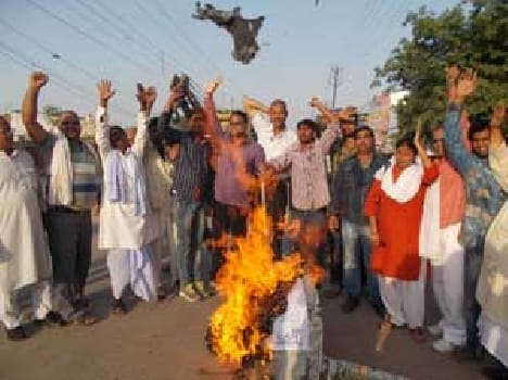 Congressmen also burnt the effigy of Giriraj