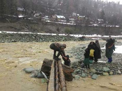 government is doing partialityin relief work: omar