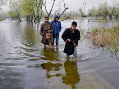 snowfall in kashmir, avalanche warning