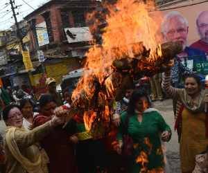 congress workers protest against giriraj singh racial comment about sonia gandhi