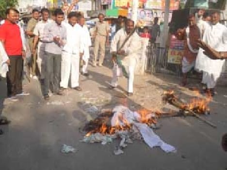 congress workers burn effigy