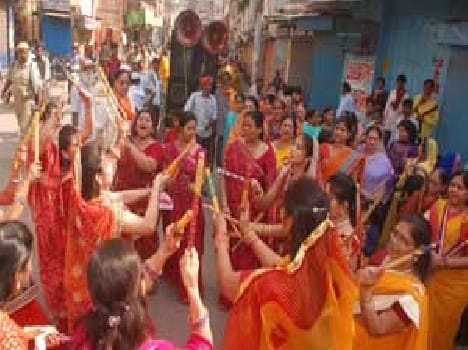 Occasion of Mahavir jayanti, ladies injoy with Dandia