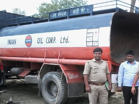Tanker attack on preventing animal smugglers , SO injured