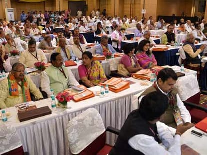 PM Modi compares shah to Gandhi-JP.