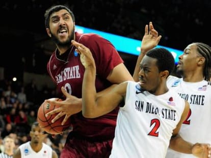 Sim Bhullar becomes first NBA player of Indian descent