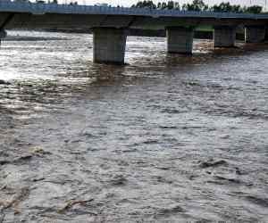 as water level rise peoples evacuated from twin rivers bank