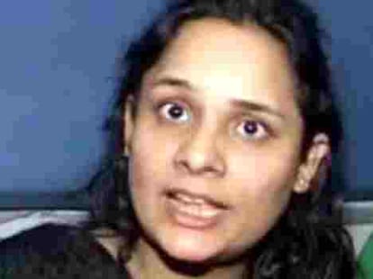 loot in train with home ministery officer wife, inside story