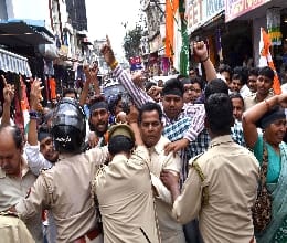  During the demonstration, the police Congress stopped the raging