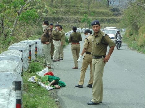 The body of a young woman murdered, thrown in the bushes