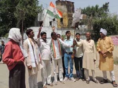 Union Minister paralyze mannequin Congressmen