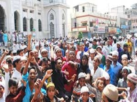 Namaz landed on the road blockade