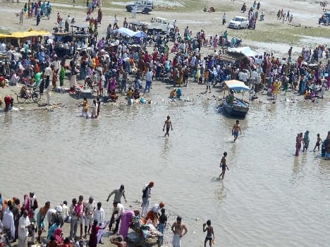 Devotees put Faith 's dip