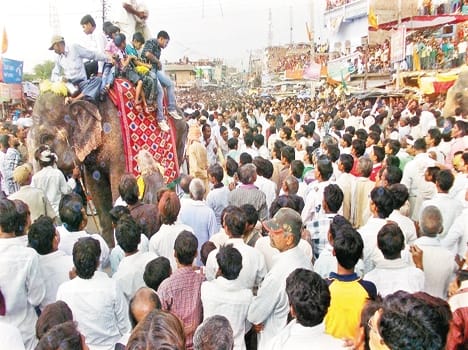 The crowd of devotees in the temple