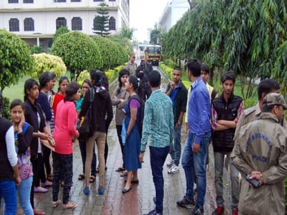 jee main: student reached late in exam center due to jam.