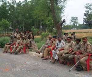 Policemen attacked by villagers in Faizabad.