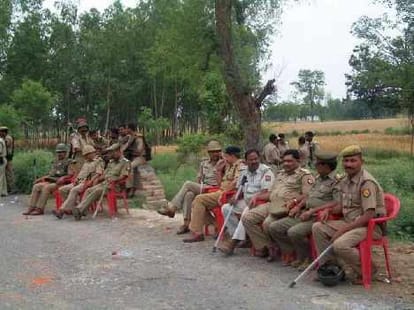Policemen attacked by villagers in Faizabad.