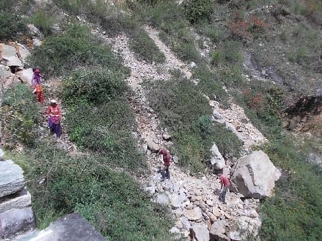 Being dug Knvadhi fiercely Hill