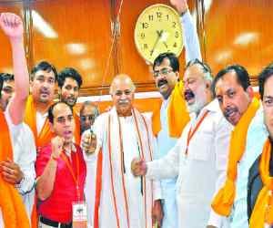 again controversial statement of togadia on muslim 