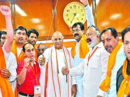 again controversial statement of togadia on muslim 