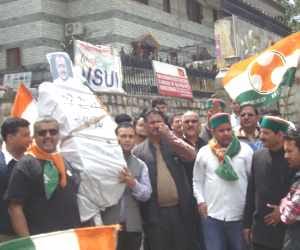youth congress worker burn during protest againest MP Giriraj.