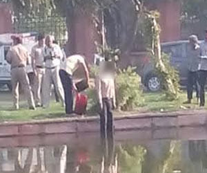 Body found hanging near india gate.