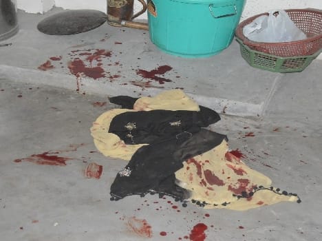 Retkr woman's throat, killing looted jewelery