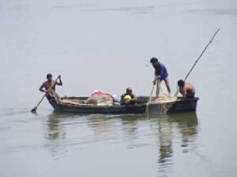  The family remained eyes on the waves of the Ganges