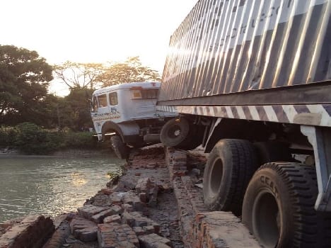 Hardoi Branch canal container from falling