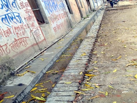 sadhar vidhyak ki gali main kaphai ja rahi purani iantai