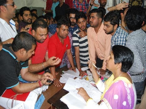 Commotion in the office of the CEO against arbitrary private schools