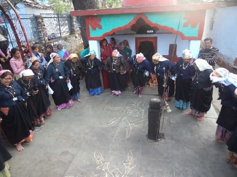 The women sang in Chamoli district Almora Someshwar Jode