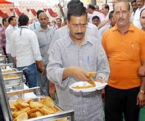 CM Kejriwal Ate the food arrived in Bhandara