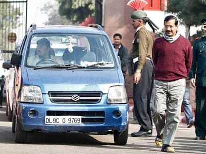 Kejriwal torched mayawati father's leg in meeting