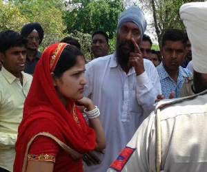 after love marriage couple kidnapped in court