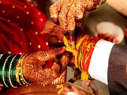A girl comes to boy's home for marry.