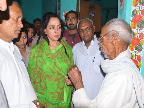 hemamalini in mathura for inspecting situation of crop