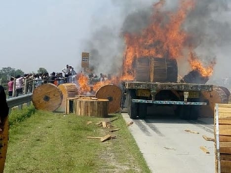truck catch fire at expressway