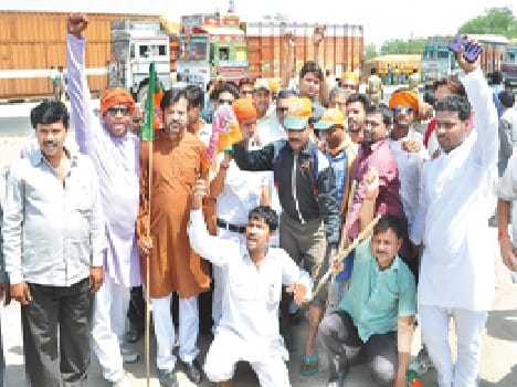 highway jammed by bjp workers
