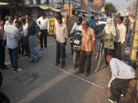 In Manduvadih market, Infochment lining by Worker
