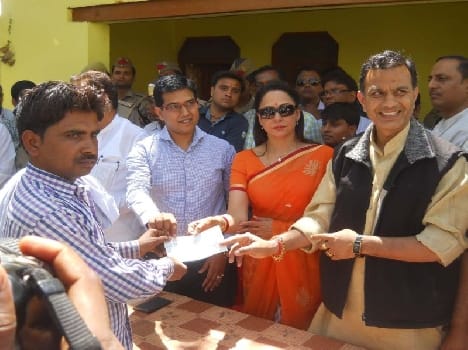 cheque distribute to farmers for relief