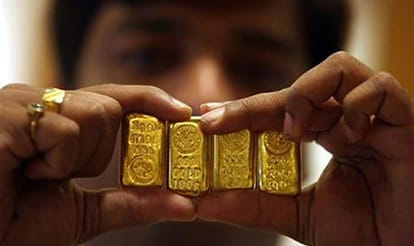 gold smuggling racket busted in mumbai four arrested