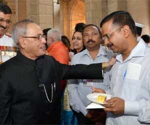 pranab invites kejriwal for Samosa