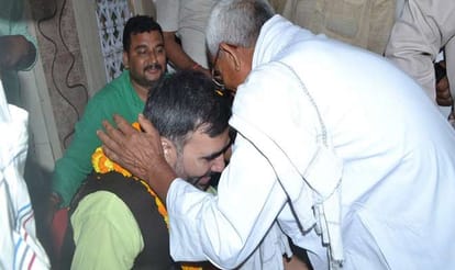 Gopal rai used red beacon car in up