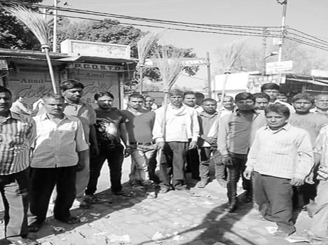 Scavengers surrounds the police station