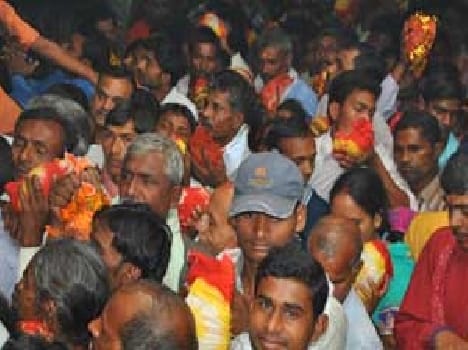 Devotees worship Aadiskti