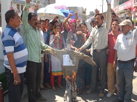 Parents came to the streets in protest against the arbitrary private schools